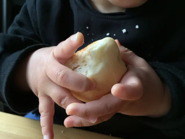 離乳食後期に食パンをそのままあげてもいいの 量と食べさせ方を解説 どさんこママいんふぉ