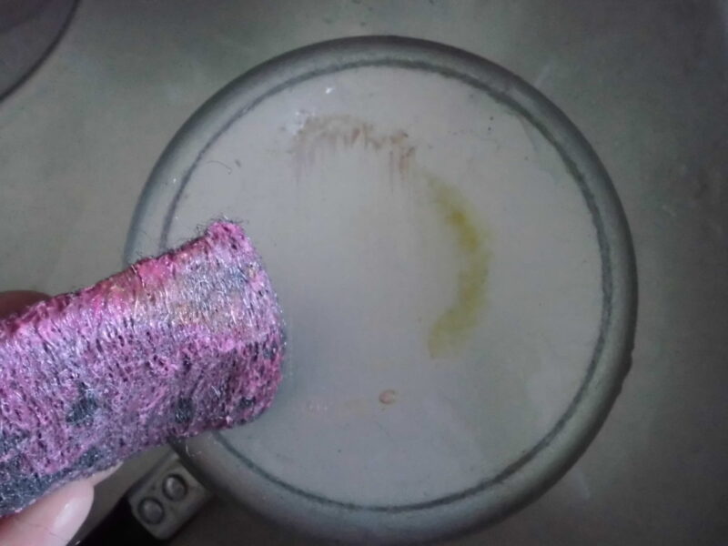 フライパン裏の焦げの落とし方｜100均グッズで今すぐピカピカに！｜どさんこママいんふぉ